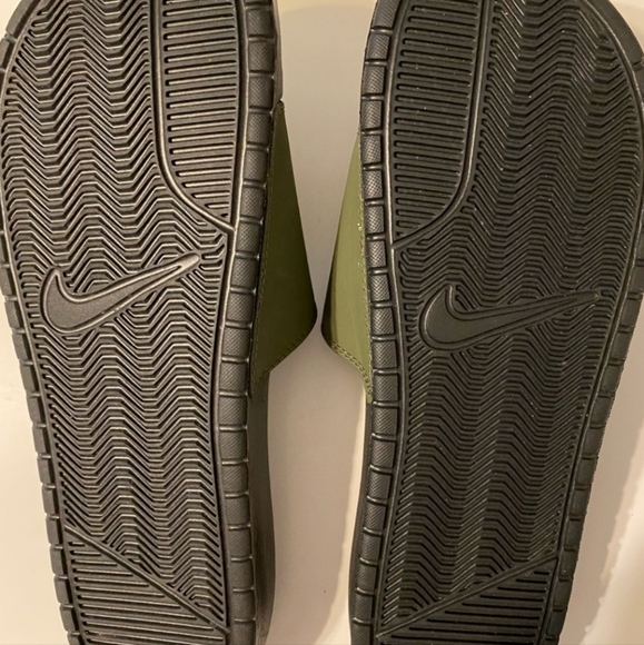 Men’s Nike Army Green and Black Slides Sandals Size 12 - Picture 2 of 2